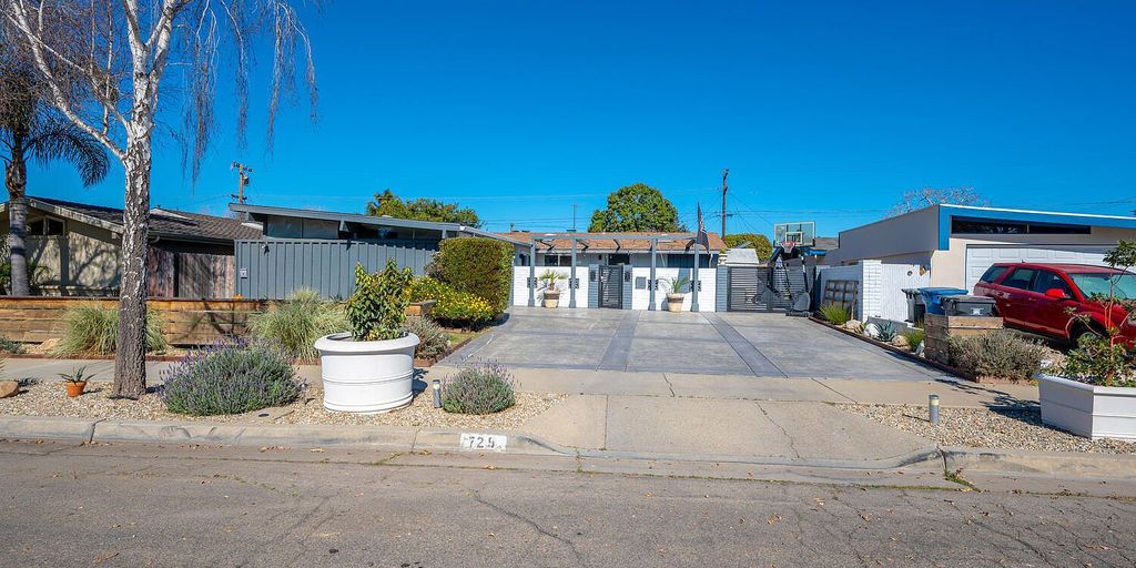 house for sale sign in Santa Maria