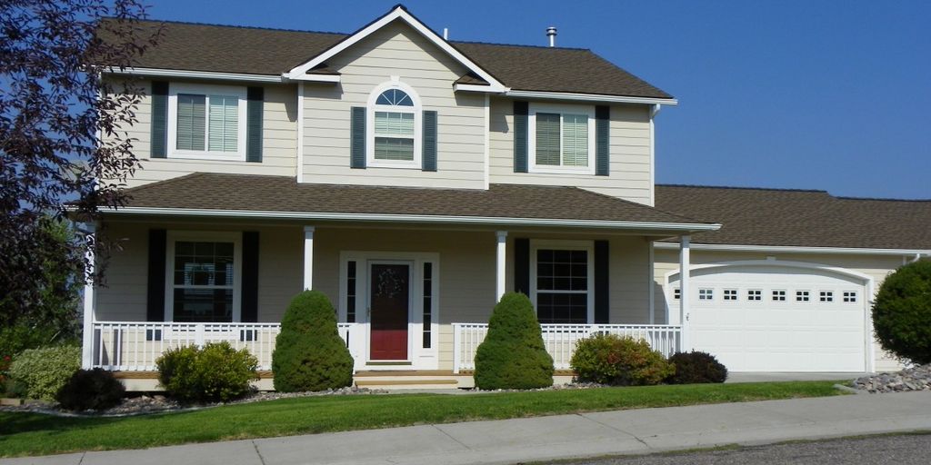 happy family selling house to real estate agent in Fillmore