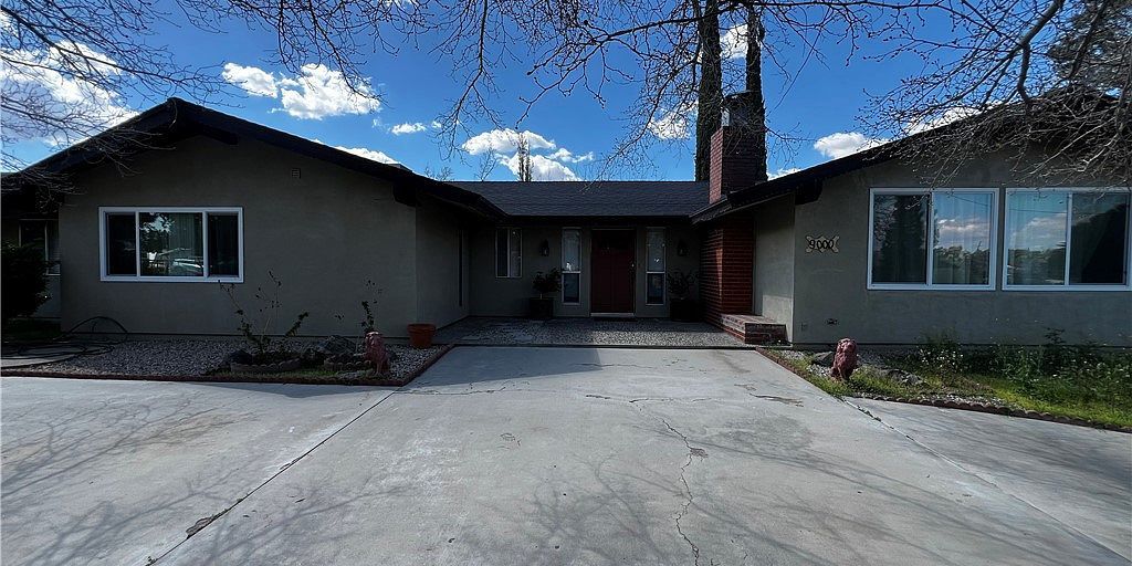 house for sale sign in Hesperia